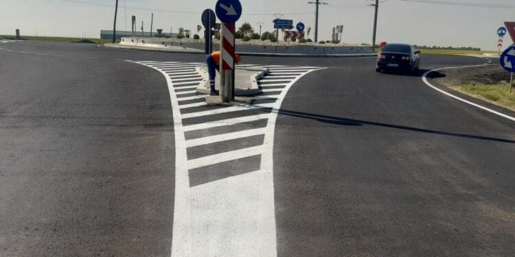 Drumarii au finalizat un sens giratoriu din zona Făurei 14 Drumarii au finalizat un sens giratoriu din zona Făurei