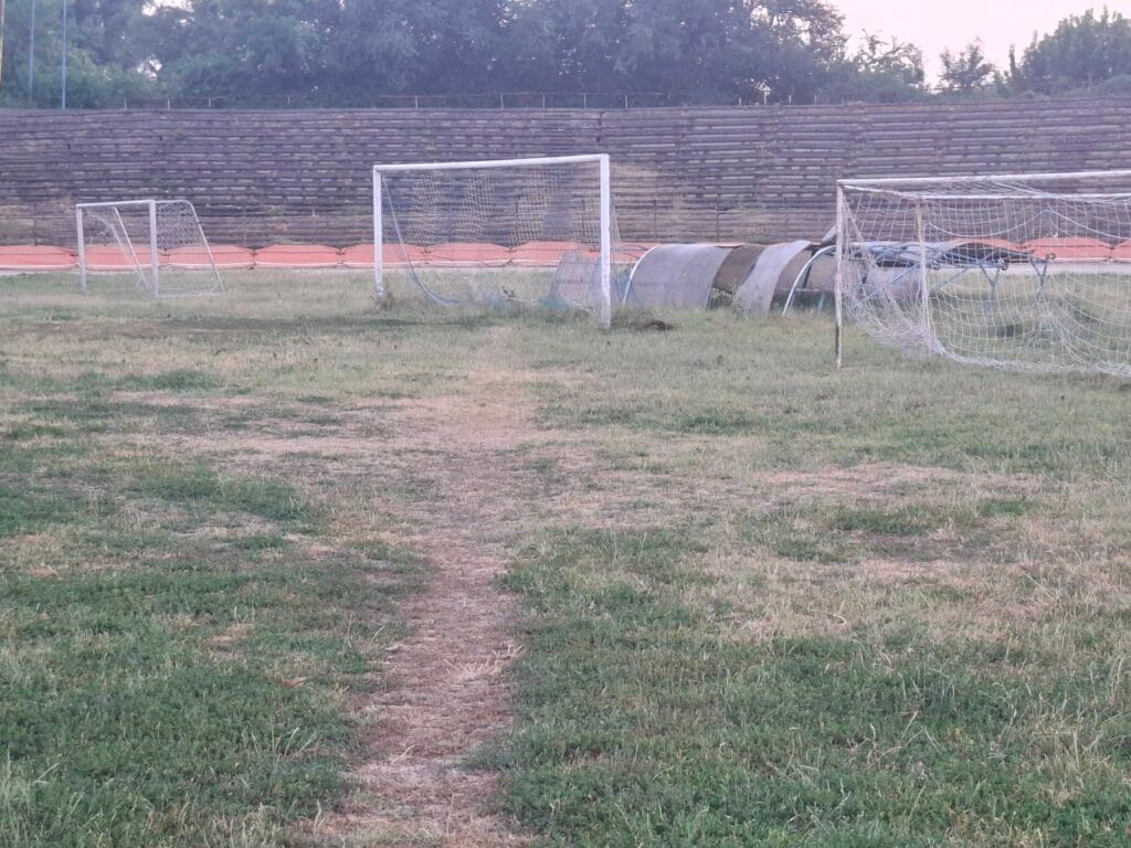 Primarul care nu sființește locul , pesedistul Marian Dragomir, omul care a distrus un STADION 15 stadion unu