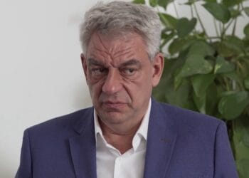 PSD- istul Mihai Tudose a învățat de tânăr că în politică există interpretări care îi permit schimbări de loialități sau redistribuire a înfluenței, care  să-i camufleze “trădarea” sau “prăduiala”