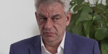 PSD- istul Mihai Tudose, a învățat de tânăr că în politică există interpretări care îi permit schimbări de loialități sau redistribuire a înfluenței, care  să-i camufleze “trădarea” sau “prăduiala”