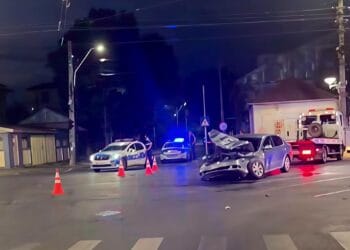 Două persoane transportate la spital în urma unei coliziuni între un autoturism și un microbuz