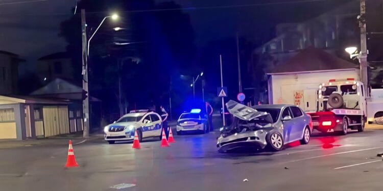 Două persoane transportate la spital în urma unei coliziuni între un autoturism și un microbuz 14 Două persoane transportate la spital în urma unei coliziuni între un autoturism și un microbuz