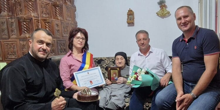 Un secol de viață și o ședință foto în etape. Cum a sărbătorit primarul Dragomir centenarul bunicii sale (cu schimbări de garderobă, tort și flori)