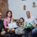Un secol de viață și o ședință foto în etape. Cum a sărbătorit primarul Dragomir centenarul bunicii sale (cu schimbări de garderobă, tort și flori) 2 Un secol de viață și o ședință foto în etape. Cum a sărbătorit primarul Dragomir centenarul bunicii sale (cu schimbări de garderobă, tort și flori)