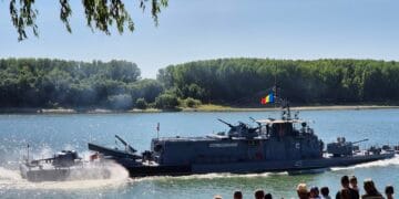 Spectacol complet de Ziua Marinei la Brăila: De la exerciții navale explozive, la emoționanta retragere cu torțe