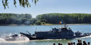 Spectacol complet de Ziua Marinei la Brăila: De la exerciții navale explozive, la emoționanta retragere cu torțe