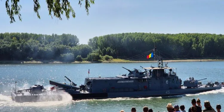 Spectacol complet de Ziua Marinei la Brăila: De la exerciții navale explozive, la emoționanta retragere cu torțe