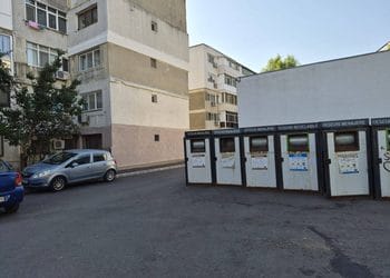 Focar de infecție reclamat în cartierul Vidin. Pubele de gunoi amplasate la intrarea în scara blocului