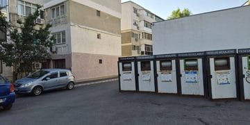 Focar de infecție reclamat în cartierul Vidin. Pubele de gunoi amplasate la intrarea în scara blocului
