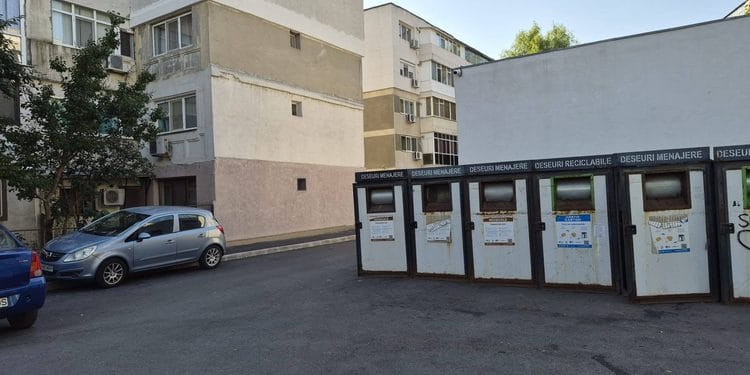 Focar de infecție reclamat în cartierul Vidin. Pubele de gunoi amplasate la intrarea în scara blocului