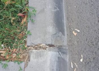 Borduri „lipite” de ploaie? Cine răspunde pentru lucrările de pe strada Școlilor ? Dragomire,  motto ul tău din campaniile electorale : “ Eu asfaltez “, a plecat pe Dunăre