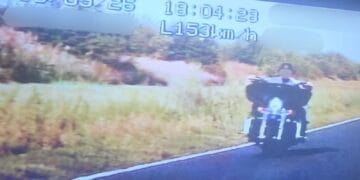 Un motociclist începător a fugit 20 de km de poliție duyce a fost depistat circulând cu 153 km/h 1 Un motociclist începător a fugit 20 de km de poliție duyce a fost depistat circulând cu 153 km/h