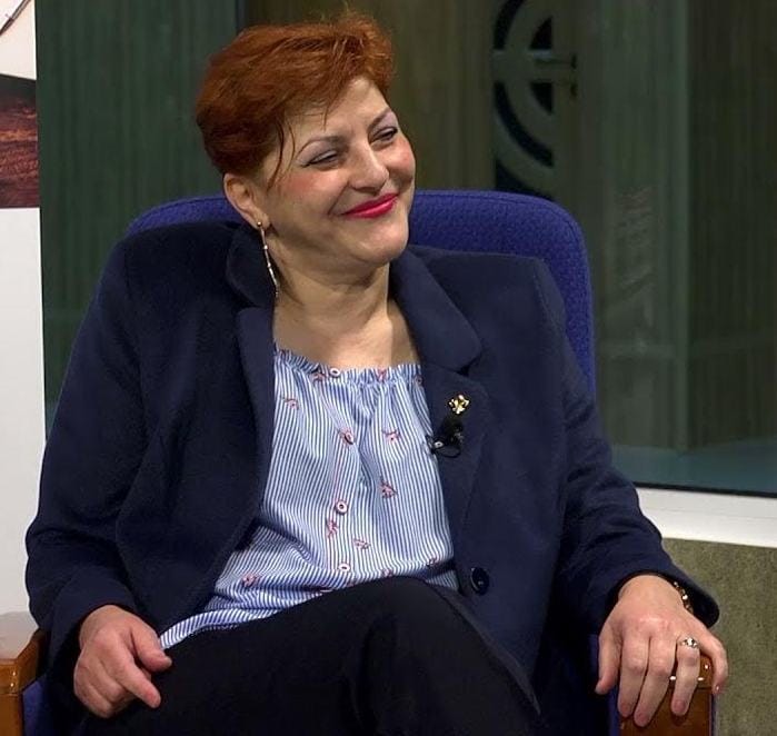Sub semnătura unui jurnalist fără studii în jurnalism, Monica Paraschiv, produce un articol foarte slab despre CARP „Ana Aslan” și vine doar cu insinuări și acuzații belicoase, probe lipsă 15 ea e