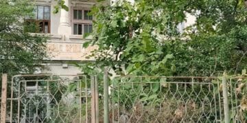 Școala Gimnazială „Spiru Haret”, fosta Școală nr.3,  lăsată de peste zece ani în paragina, sufocată de buruieni și gunoaie, cu acordul primarului PSD Dragomir
