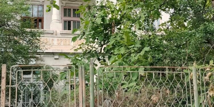 Școala Gimnazială „Spiru Haret”, fosta Școală nr.3,  lăsată de peste zece ani în paragina, sufocată de buruieni și gunoaie, cu acordul primarului PSD Dragomir